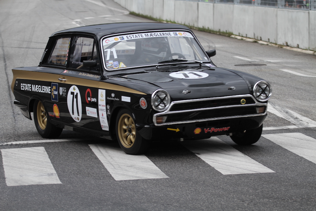 Michelle Gatting in action i en meget klassisk Ford Lotus Cortina. Hun beviste at hun er en ultra hurtig dame i en racerbil. Med lidt mere held kunne hun have vundet i Royal PRO/AM.
(Foto: Motorsporten.dk)